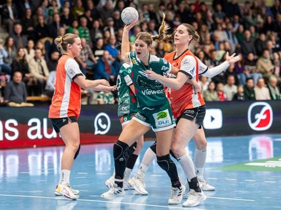 Sina Ehmann (Frisch Auf Frauen, 22) im Zweikampf mit Andrea Jacobsen (HSG Blomberg-Lippe, 04), Frisch Auf Goeppingen vs. HSG Blomberg-Lippe, Handball, 1. Bundesliga, Spielzeit 2025 2026, 01.11.2025 Frisch Auf Goeppingen vs. HSG Blomberg-Lippe, Handball, 1. Bundesliga, Spielzeit 2025 2026, 01.11.2025 Goeppingen Copyright: xMichaelxSchmidt Eibner-Pressefotx EP_MST
