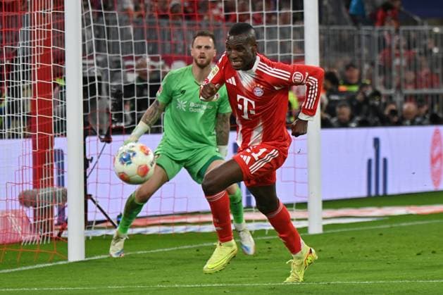01.11.2025, xjrdrx, Fussball 1.Bundesliga, FC Bayern Muenchen - Bayer 04 Leverkusen v.l. Nicolas Jackson (FC Bayern Muenchen) (DFL DFB REGULATIONS PROHIBIT ANY USE OF PHOTOGRAPHS as IMAGE SEQUENCES and or QUASI-VIDEO) Muenchen