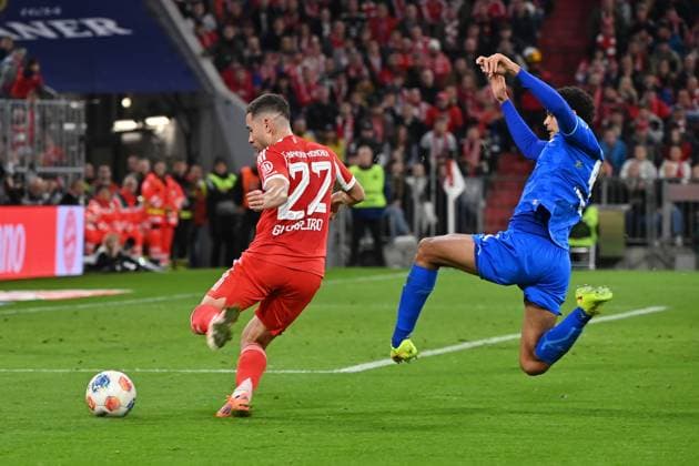 01.11.2025, xjrdrx, Fussball 1.Bundesliga, FC Bayern Muenchen - Bayer 04 Leverkusen v.l. Raphael Guerreiro (FC Bayern Muenchen) vor dem Eigentor zum 3:0 Jarell Quansah (Bayer 04 Leverkusen) (DFL DFB REGULATIONS PROHIBIT ANY USE OF PHOTOGRAPHS as IMAGE SEQUENCES and or QUASI-VIDEO) Muenchen
