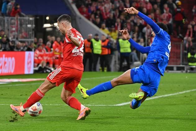 01.11.2025, xjrdrx, Fussball 1.Bundesliga, FC Bayern Muenchen - Bayer 04 Leverkusen v.l. Raphael Guerreiro (FC Bayern Muenchen) vor dem Eigentor zum 3:0 Jarell Quansah (Bayer 04 Leverkusen) (DFL DFB REGULATIONS PROHIBIT ANY USE OF PHOTOGRAPHS as IMAGE SEQUENCES and or QUASI-VIDEO) Muenchen