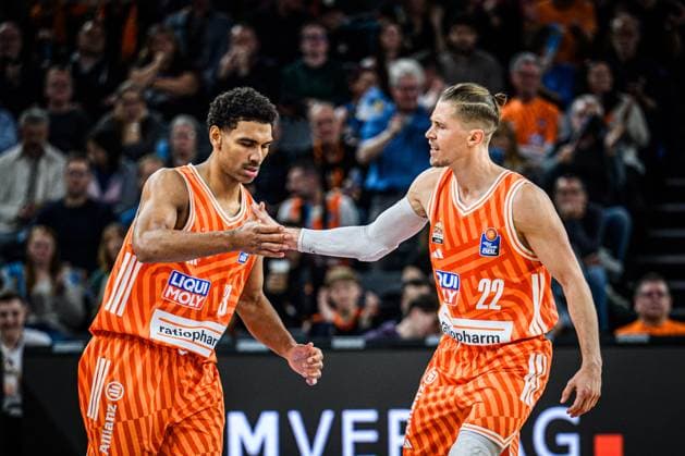Neu Ulm, Deutschland, 01.11.25: Mark Smith (ratiopharm ulm) und Thomas Klepeisz (ratiopharm ulm) gestikuliert, gestik waehrend des Basketball Bundesliga Spiels zwischen ratiopharm ulm vs Frankfurt Skyliners in der ratiopharm Arena am 01. November 2025 in Neu Ulm, Deutschland. (Foto von Harry Langer DeFodi Images) ratiopharm Arena, Germany, 01.11.25: Mark Smith (ratiopharm ulm) und Thomas Klepeisz (ratiopharm ulm) gestures during the Basketball Bundesliga match between ratiopharm ulm vs Frankfurt Skyliners at Neu Ulm on November 1, 2025 in ratiopharm Arena, Germany. (Photo by Harry Langer DeFodi Images) (Photo by Harry Langer DeFodi Images) Neu Ulm, Germany, 01 11 25 Mark Smith ratiopharm ulm and Thomas Klepeisz ratiopharm ulm gestures during the Basketball Bundesliga match between ratiopharm ulm vs Frankfurt Skyliners at ratiopharm Arena on November 01 2025 in Neu Ulm, Germany Photo by Harry Langer DeFodi Images ratiopharm Arena, Germany, 01 11 25 Mark Smith ratiopharm ulm and Thomas Klepeisz ratiopharm ulm gestures during the Basketball Bundesliga match between ratiopharm ulm vs Frankfurt Skyliners at Neu Ulm on November 1, 2025 in ratiopharm Arena, Germany Photo by Harry Langer DeFodi Images Photo by Harry Langer DeFodi Images