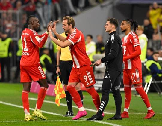 01.11.2025, Fussball Bundesliga 2025 2026, 9.Spieltag, FC Bayern München - Bayer Leverkusen, in der Allianz-Arena München, Harry Kane (FC Bayern München) kommt für Nicolas Jackson (FC Bayern München) ins Spiel.