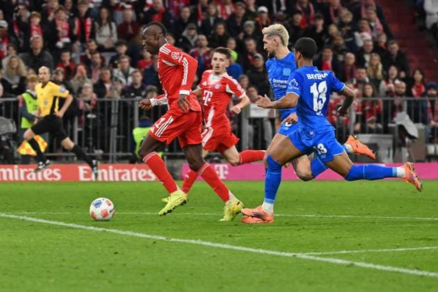 01.11.2025, xjrdrx, Fussball 1.Bundesliga, FC Bayern Muenchen - Bayer 04 Leverkusen v.l. Nicolas Jackson (FC Bayern Muenchen) vor dem Abseitstor (DFL DFB REGULATIONS PROHIBIT ANY USE OF PHOTOGRAPHS as IMAGE SEQUENCES and or QUASI-VIDEO) Muenchen