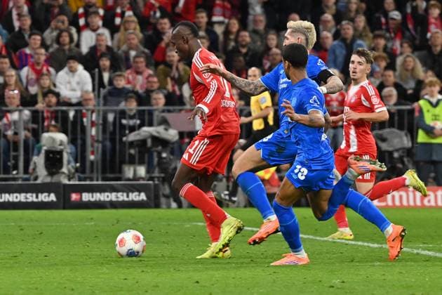 01.11.2025, xjrdrx, Fussball 1.Bundesliga, FC Bayern Muenchen - Bayer 04 Leverkusen v.l. Nicolas Jackson (FC Bayern Muenchen) vor dem Abseitstor (DFL DFB REGULATIONS PROHIBIT ANY USE OF PHOTOGRAPHS as IMAGE SEQUENCES and or QUASI-VIDEO) Muenchen