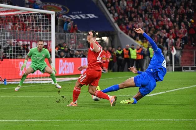 01.11.2025, xjrdrx, Fussball 1.Bundesliga, FC Bayern Muenchen - Bayer 04 Leverkusen v.l. Raphael Guerreiro (FC Bayern Muenchen) vor dem Eigentor zum 3:0 Jarell Quansah (Bayer 04 Leverkusen) (DFL DFB REGULATIONS PROHIBIT ANY USE OF PHOTOGRAPHS as IMAGE SEQUENCES and or QUASI-VIDEO) Muenchen