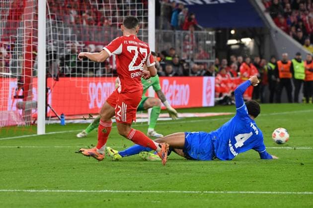 01.11.2025, xjrdrx, Fussball 1.Bundesliga, FC Bayern Muenchen - Bayer 04 Leverkusen v.l. Raphael Guerreiro (FC Bayern Muenchen) vor dem Eigentor zum 3:0 Jarell Quansah (Bayer 04 Leverkusen) (DFL DFB REGULATIONS PROHIBIT ANY USE OF PHOTOGRAPHS as IMAGE SEQUENCES and or QUASI-VIDEO) Muenchen
