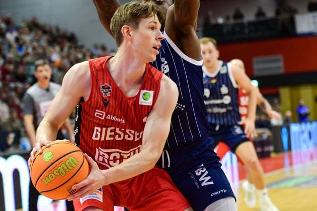 Aiden Warnholtz 6. Spieltag, 2.Bundesliga Pro A, 46ers, Basketball, Basketball Saison 2025 2026, BBL, Deutschland, Gießen 46ers VfL SparkassenStars Bochum, Gießen in rot, Bochum in blau, Herren
