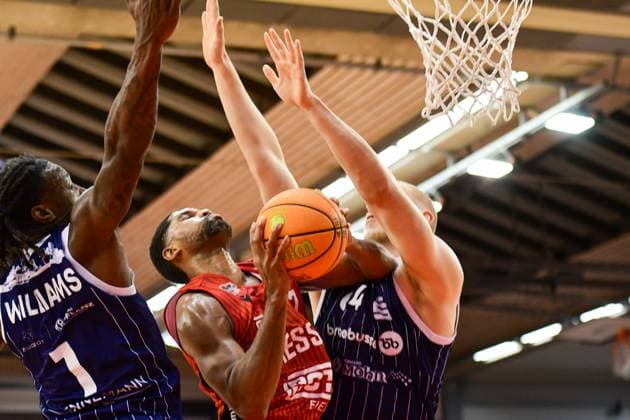 Antonio Williams, Kyle Castlin, Max Brackmann 6. Spieltag, 2.Bundesliga Pro A, 46ers, Basketball, Basketball Saison 2025 2026, BBL, Deutschland, Gießen 46ers VfL SparkassenStars Bochum, Gießen in rot, Bochum in blau, Herren