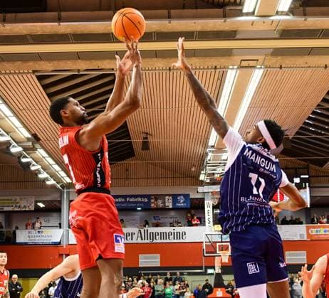 Kyle Castlin, Dravon Mangum 6. Spieltag, 2.Bundesliga Pro A, 46ers, Basketball, Basketball Saison 2025 2026, BBL, Deutschland, Gießen 46ers VfL SparkassenStars Bochum, Gießen in rot, Bochum in blau, Herren