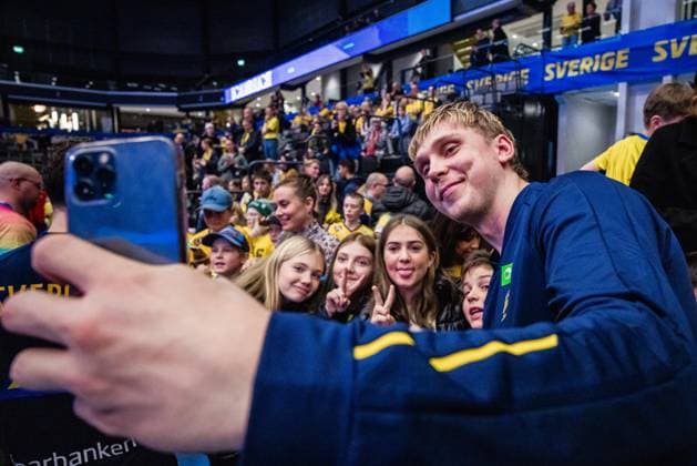 251101 Edwin Aspenbäck and supporters of Sweden after the International Friendly, Länderspiel, Nationalmannschaft handball match between Sweden and Spain on November 1, 2025 in Eskilstuna. Photo: Kenta Jönsson BILDBYRAN COP 210 KJ0282 handball handboll handball landslag sverige sweden spain national teams bbeng publik Copyright: KENTAxJÖNSSON BB251101KJ075