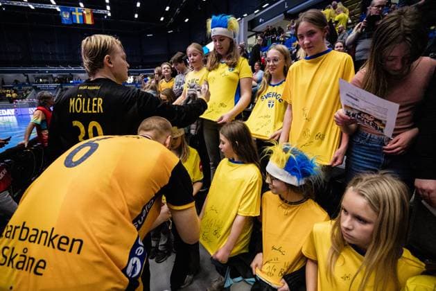 251101 goalkeeper Simon Möller, Felix Möller and supporters of Sweden after the International Friendly, Länderspiel, Nationalmannschaft handball match between Sweden and Spain on November 1, 2025 in Eskilstuna. Photo: Kenta Jönsson BILDBYRAN COP 210 KJ0282 handball handboll handball landslag sverige sweden spain national teams bbeng publik Copyright: KENTAxJÖNSSON BB251101KJ078