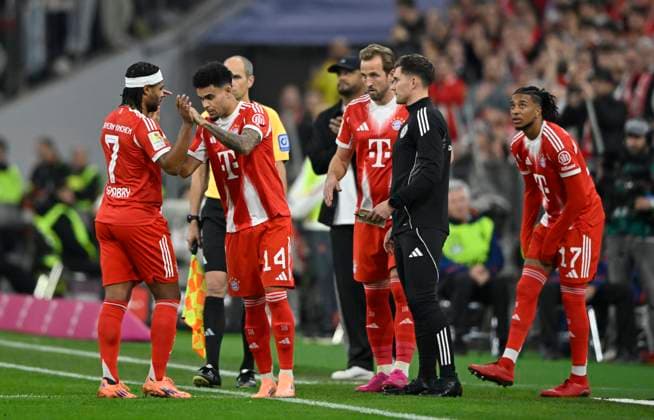 Wechsel Auswechslung Einwechslung es kommen Luis Diaz FC Bayern Muenchen FCB (14) fuer Serge Gnabry FC Bayern Muenchen FCB (07) Harry Kane FC Bayern Muenchen FCB (09) fuer Nicolas Jackson FC Bayern Muenchen FCB (11) (nicht im Bild) Michael Olise FC Bayern Muenchen FCB (17) fuer Raphael Guerreiro FC Bayern Muenchen FCB (22) (nicht im Bild) FC Bayern Muenchen FCB vs Bayer 04 Leverkusen B04 01.11.2025 DFL REGULATIONS PROHIBIT ANY USE OF PHOTOGRAPHS AS IMAGE SEQUENCES AND OR QUASI-VIDEO FC Bayern Muenchen FCB vs Bayer 04 Leverkusen B04