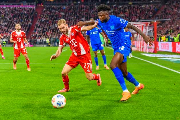 GER, DFB, FC Bayern Muenchen vs. Bayer 04 Leverkusen 01.11.2025, Allianz Arena, Muenchen, GER, DFB, FC Bayern Muenchen vs. Bayer 04 Leverkusen, im Bild Konrad Laimer (FCB 27) im Zweikampf gegen Edmond Tapsoba (Leverkusen 12)