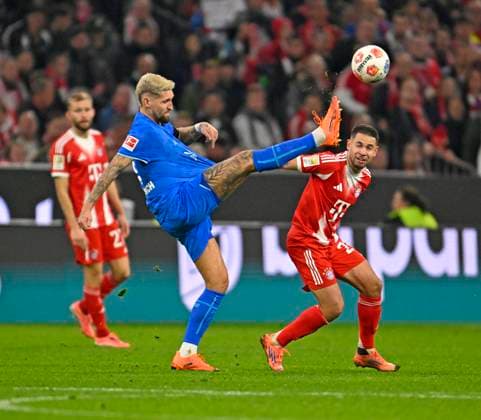 01.11.2025, Fussball Bundesliga 2025 2026, 9.Spieltag, FC Bayern München - Bayer Leverkusen, in der Allianz-Arena München, Robert Andrich (Leverkusen) gegen Raphael Guerreiro (FC Bayern München)