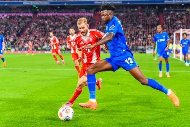 GER, DFB, FC Bayern Muenchen vs. Bayer 04 Leverkusen 01.11.2025, Allianz Arena, Muenchen, GER, DFB, FC Bayern Muenchen vs. Bayer 04 Leverkusen, im Bild Konrad Laimer (FCB 27) im Zweikampf gegen Edmond Tapsoba (Leverkusen 12)