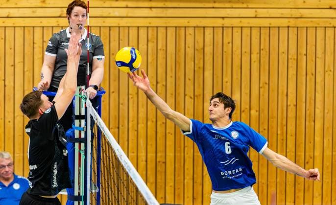 01.11.2025, GER, Volleyball, 2.BL Maenner Sued, Saison 2025 2026, Blue Volleys Gotha - Enervigo Volleys Dresden Jean Filippidis (Blue Volleys Gotha) 99867 Gotha Sporthalle Sportanlage Ernesti Thüringen Deutschland