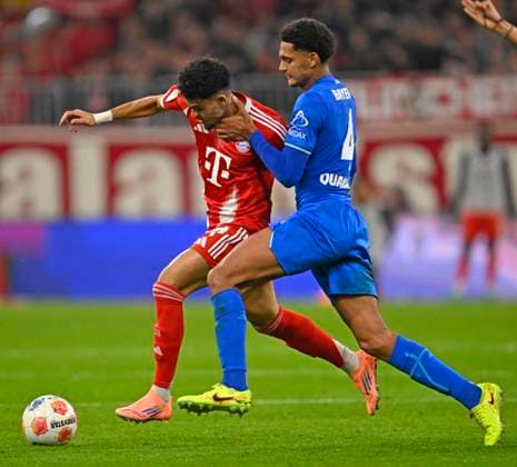 01.11.2025, Fussball Bundesliga 2025 2026, 9.Spieltag, FC Bayern München - Bayer Leverkusen, in der Allianz-Arena München, v.l. Luis Diaz (FC Bayern München) gegen Jarell Quansah (Leverkusen)