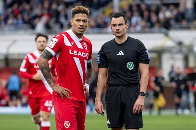 Justin Butler (FC Energie Cottbus, 31) - aufgrund eines offenbar rassistischen Vorfalls von Loewenfans in Bezug auf ihn, musste das Spiel einige Minuten unterbrochen werden, rechts Konrad Oldhafer (Schiedsrichter) GER, TSV 1860 Muenchen vs. FC Energie Cottbus, Fussball, 3. Bundesliga, 13. Spieltag, Saison 2025 2026, 01.11.2025. (DFL DFB REGULATIONS PROHIBIT ANY USE OF PHOTOGRAPHS as IMAGE SEQUENCES and or QUASI-VIDEO). GER, TSV 1860 Muenchen vs. FC Energie Cottbus, Fussball, 3. Bundesliga, 13. Spieltag, Saison 2025 2026, 01.11.2025. Muenchen Copyright: xEibner-Pressefoto HeikexFeinerx EP_HFR