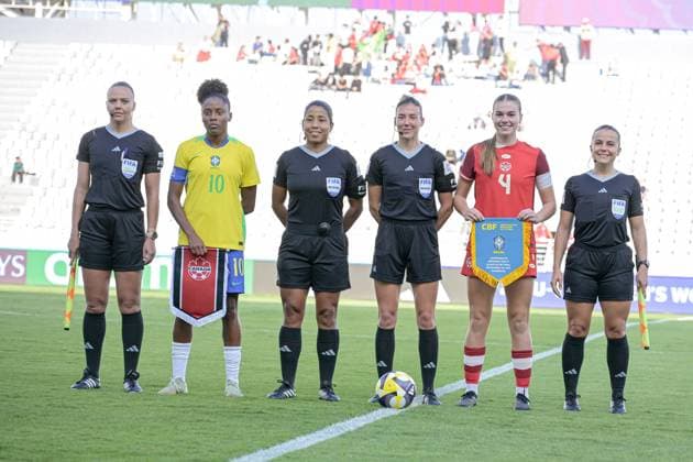 Brazil v Canada: Group A - FIFA U-17 Women s World Cup Morocco 2025 The two captains stand with the referees during the FIFA U17, U 17 Women s World Cup Morocco 2025 quarter-final match between Brazil and Canada in Rabat, Morocco, on November 1, 2025, at the Olympic Stadium. Rabat Morocco  Copyright: xAndreaxxAmatox originalFilename:amato-notitle251101_npwRk.jpg