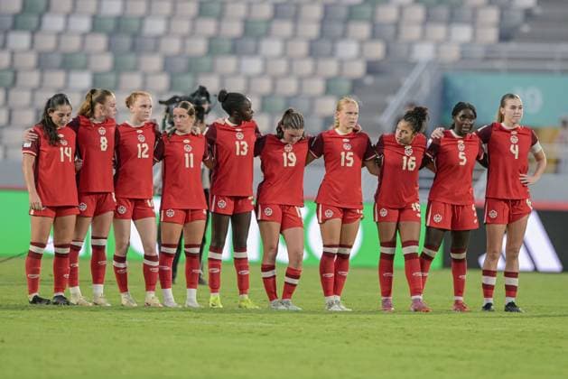 Brazil v Canada: Group A - FIFA U-17 Women s World Cup Morocco 2025 Canada s players hug before the penalty shootout during the FIFA U17, U 17 Women s World Cup Morocco 2025 quarter-final match between Brazil and Canada in Rabat, Morocco, on November 1, 2025, at the Olympic Stadium. Rabat Morocco  Copyright: xAndreaxxAmatox originalFilename:amato-notitle251101_npkac.jpg