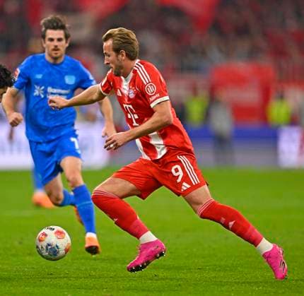 01.11.2025, Fussball Bundesliga 2025 2026, 9.Spieltag, FC Bayern München - Bayer Leverkusen, in der Allianz-Arena München, Harry Kane (FC Bayern München) am Ball.