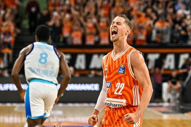 GER, BBL, ratiopharm Ulm vs Skyliners Frankfurt 01.11.2025, ratiopharm arena, Neu-Ulm, GER, BBL, ratiopharm Ulm vs Skyliners Frankfurt, im Bild Thomas Klepeisz (Ulm, 22) freut sich nach seinen ersten Punkten nach seiner Verletzung