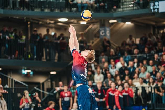 VBL: SVG Lüneburg vs. Netzhoppers KW, 01.11.2025 . Axel Larsen (SVG Lüneburg, 18) bekommt den Ball noch; Volleyball Bundesliga, 4. Spieltag: SVG Lüneburg vs. Netzhoppers KW am 01.11.2025 in der LKH-Arena, Lüneburg Copyright: xBEAUTIFULxSPORTS Tonhäuserx