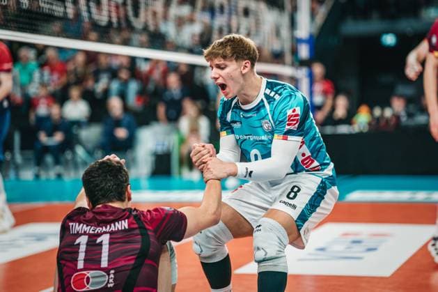 VBL: SVG Lüneburg vs. Netzhoppers KW, 01.11.2025 Tim Türpe (8, Energiequelle Netzhoppers KW) jubelt zu Theo Timmermann (11, Energiequelle Netzhoppers KW); Volleyball Bundesliga, 4. Spieltag: SVG Lüneburg vs. Netzhoppers KW am 01.11.2025 in der LKH-Arena, Lüneburg Copyright: xBEAUTIFULxSPORTS Tonhäuserx
