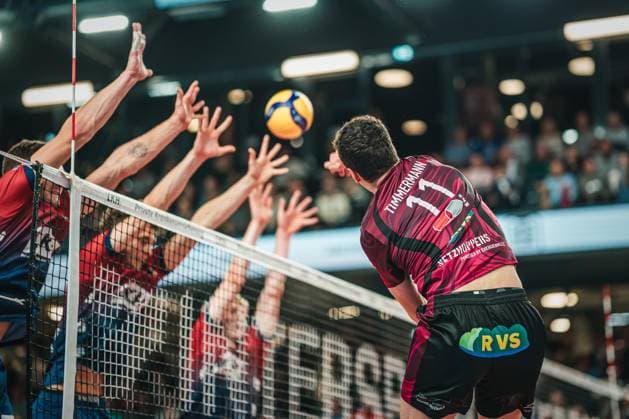 VBL: SVG Lüneburg vs. Netzhoppers KW, 01.11.2025 Theo Timmermann (11, Energiequelle Netzhoppers KW) schlägt über den Block; Volleyball Bundesliga, 4. Spieltag: SVG Lüneburg vs. Netzhoppers KW am 01.11.2025 in der LKH-Arena, Lüneburg Copyright: xBEAUTIFULxSPORTS Tonhäuserx