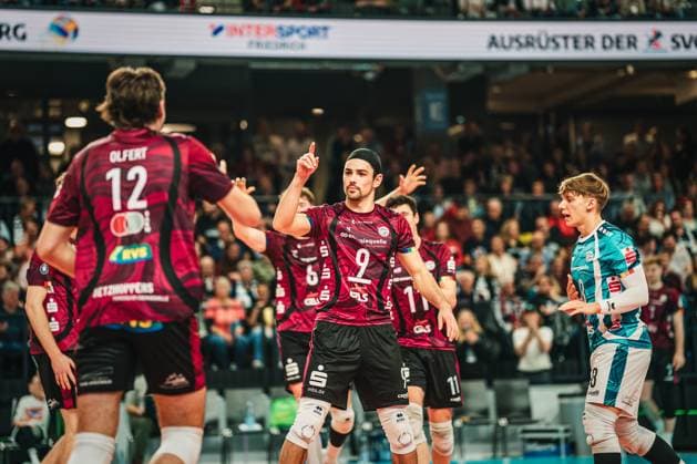 VBL: SVG Lüneburg vs. Netzhoppers KW, 01.11.2025 Hannes Gerken (9, Energiequelle Netzhoppers KW) jubelt zu Isaiah Olfert (12, Energiequelle Netzhoppers KW); Volleyball Bundesliga, 4. Spieltag: SVG Lüneburg vs. Netzhoppers KW am 01.11.2025 in der LKH-Arena, Lüneburg Copyright: xBEAUTIFULxSPORTS Tonhäuserx