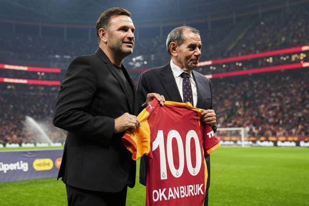 Galatasaray v Trabzonspor - Turkish Super Lig ISTANBUL, TURKIYE - NOVEMBER 1: Galatasaray President Dursun Ozbek presents a jersey to Head Coach of Galatasaray Okan Buruk for his 100th victory ahead of the Turkish Super Lig week 11 football match between Galatasaray and Trabzonspor at RAMS Park Stadium in Istanbul, Turkiye on November 1, 2025. Arife Karakum Anadolu Istanbul Turkey. Editorial use only. Please get in touch for any other usage.  Copyright: x2025xAnadoluxArifexKarakumx