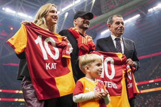 Galatasaray v Trabzonspor - Turkish Super Lig ISTANBUL, TURKIYE - NOVEMBER 1: Galatasaray President Dursun Ozbek presents a jersey to former player of Galatasaray Dries Mertens ahead of the Turkish Super Lig week 11 football match between Galatasaray and Trabzonspor at RAMS Park Stadium in Istanbul, Turkiye on November 1, 2025. Arife Karakum Anadolu Istanbul Turkey. Editorial use only. Please get in touch for any other usage.  Copyright: x2025xAnadoluxArifexKarakumx