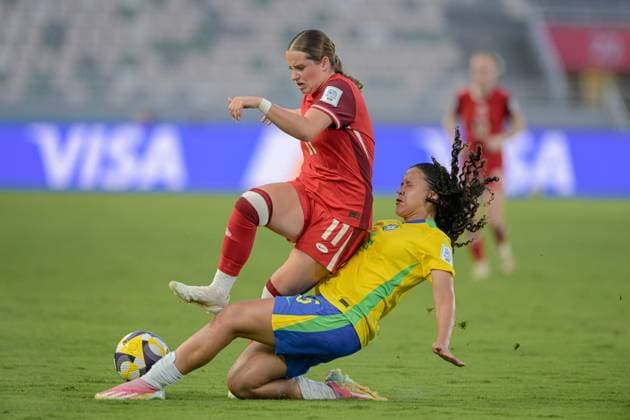 Brazil v Canada: Group A - FIFA U-17 Women s World Cup Morocco 2025 Andreyna, a defender for Brazil U-17, contrasts with Hale, a forward for Canada U-17, in action during the FIFA U-17 Women s World Cup quarter-final match between Brazil and Canada in Rabat, Morocco, on November 1, 2025, at the Olympic Stadium. Rabat Morocco  Copyright: xAndreaxxAmatox originalFilename:amato-notitle251101_npUf8.jpg
