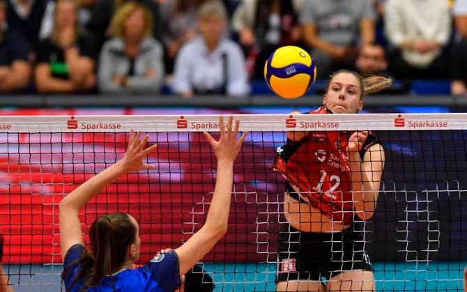 01.11.2025, Dresdens Mette Pfeffer schmettert, Volleyball, 1. Bundesliga, Dresdner SC - SC Schwerin, (c) Dresden