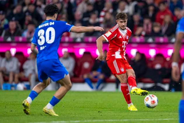 01.11.2025: Fußball: FC Bayern München - Bayer 04 Leverkusen in der Allianz Arena. Tom Bischof (Bayern München) läuft mit dem Ball am Fuß. WICHTIGER HINWEIS: Gemäß den Vorgaben der DFL und des DFB ist es untersagt, in dem Stadion und oder vom Spiel angefertigte Fotoaufnahmen in Form von Sequenzbildern und oder videoähnlichen Fotostrecken zu verwerten bzw. verwerten zu lassen. Copyright: xDavidxInderliedx