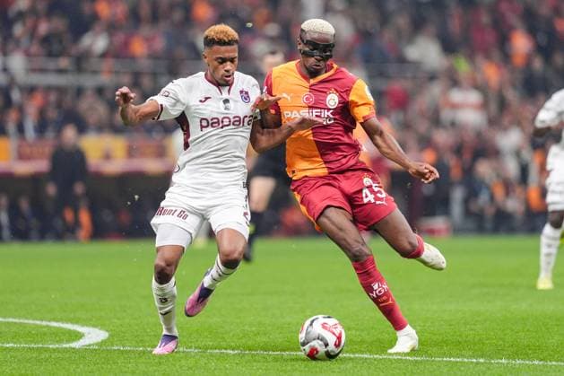 Galatasaray v Trabzonspor - Turkish Super Lig ISTANBUL, TURKIYE - NOVEMBER 1: Victor Osimhen of Galatasaray in action against Wagner Pina of Trabzonspor during the Turkish Super Lig week 11 football match between Galatasaray and Trabzonspor at RAMS Park Stadium in Istanbul, Turkiye on November 1, 2025. Cemal Yurttas Anadolu Istanbul Turkey. Editorial use only. Please get in touch for any other usage.  Copyright: x2025xAnadoluxCemalxYurttasx