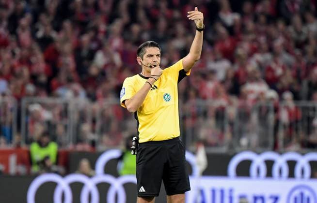 01.11.2025, xemx, Fussball 1.Bundesliga, FC Bayern Muenchen - Bayer 04 Leverkusen v.l. Schiedsrichter Deniz Aytekin (Oberasbach) gibt Anweisungen, gestikuliert mit den Armen, gesticulate, gives instructions (DFL DFB REGULATIONS PROHIBIT ANY USE OF PHOTOGRAPHS as IMAGE SEQUENCES and or QUASI-VIDEO) Muenchen