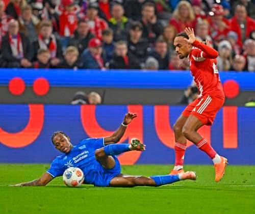 01.11.2025, Fussball Bundesliga 2025 2026, 9.Spieltag, FC Bayern München - Bayer Leverkusen, in der Allianz-Arena München, v.l. Jeanuel Belocian (Leverkusen) gegen Sacha Boey (FC Bayern München)