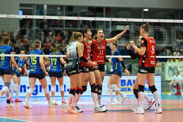 Amanda Siksna (Dresdner SC, 11) jubelt mit ihrem Team - Dresdner SC vs. SSC Palmberg Schwerin, 1. Volleyball Bundesliga Damen, Spielzeit 2025 2026, 01.11.2025 Dresdner SC vs. SSC Palmberg Schwerin, 1. Volleyball Bundesliga Damen, Spielzeit 2025 2026, 01.11.2025 Dresden Copyright: xEibner-Pressefoto xHoepnerx EP_PHR