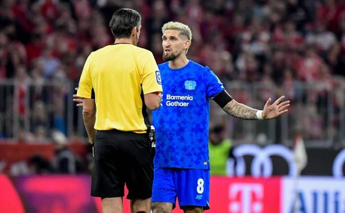01.11.2025, xemx, Fussball 1.Bundesliga, FC Bayern Muenchen - Bayer 04 Leverkusen v.l. Schiedsrichter Deniz Aytekin (Oberasbach), Robert Andrich (Bayer 04 Leverkusen) gibt Anweisungen, gestikuliert mit den Armen, gesticulate, gives instructions (DFL DFB REGULATIONS PROHIBIT ANY USE OF PHOTOGRAPHS as IMAGE SEQUENCES and or QUASI-VIDEO) Muenchen