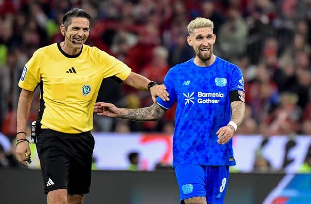 01.11.2025, xemx, Fussball 1.Bundesliga, FC Bayern Muenchen - Bayer 04 Leverkusen v.l. Schiedsrichter Deniz Aytekin (Oberasbach), Robert Andrich (Bayer 04 Leverkusen) gibt Anweisungen, gestikuliert mit den Armen, gesticulate, gives instructions (DFL DFB REGULATIONS PROHIBIT ANY USE OF PHOTOGRAPHS as IMAGE SEQUENCES and or QUASI-VIDEO) Muenchen