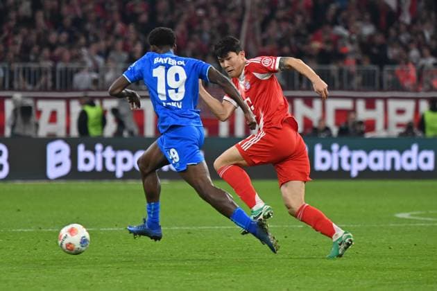 01.11.2025, xjrdrx, Fussball 1.Bundesliga, FC Bayern Muenchen - Bayer 04 Leverkusen v.l. Ernest Poku (Bayer 04 Leverkusen) Min-jae Kim (FC Bayern Muenchen) Zweikampf, Aktion, action, battle for the ball (DFL DFB REGULATIONS PROHIBIT ANY USE OF PHOTOGRAPHS as IMAGE SEQUENCES and or QUASI-VIDEO) Muenchen