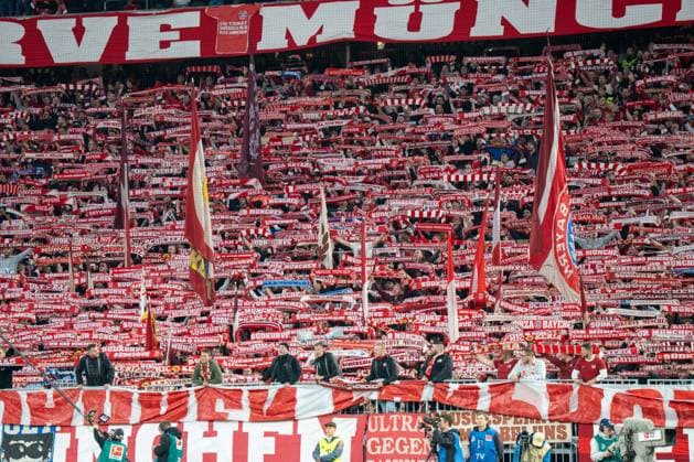 Fans (FC Bayern Muenchen) mit Schals, FC Bayern Muenchen vs. Bayer 04 Leverkusen, Fussball, 1. Bundesliga, 9. Spieltag, 01.11.2025 DFB regulations prohibit any use of photographs as image sequences and or quasi-video Muenchen Bayern Deutschland