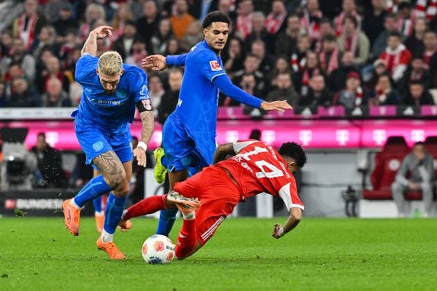 Bundesliga; FC Bayern München - Bayer 04 Leverkusen; 01.11.2025 MÜNCHEN, DEUTSCHLAND - 1. NOVEMBER: im Duell Robert ANDRICH (Bayer Leverkusen 8), Luis DIAZ (FC Bayern Munich 14) und Jarell QUANSAH (Bayer Leverkusen 4) während dem Bundesligamatch zwischen dem FC Bayern München und Bayer 04 Leverkusen am 9. Spieltag in der Allianz Arena am 1. November 2025 in München, Germany DFL REGULATIONS PROHIBIT ANY USE OF PHOTOGRAPHS AS IMAGE SEQUENCES AND OR QUASI-VIDEO Copyright: xBEAUTIFULxSPORTS Goldbergx