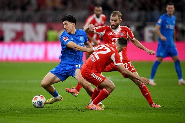 Fussball 1. Bundesliga Saison 2025 2026 9. Spieltag FC Bayern Muenchen - Bayer 04 Leverkusen 01.11.2025 Ibrahim Maza (li, Bayer 04 Leverkusen) gegen Raphael Guerreiro (vorne, FC Bayern Muenchen) gegen Konrad Laimer (hinten re, FC Bayern Muenchen)