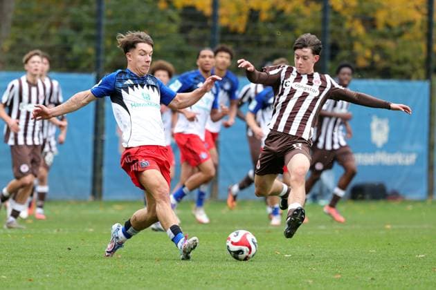 U19-Junioren Nachwuchsliga Vorrunde Gruppe A Saison 2025-2026 Hamburger SV - FC St.Pauli auf dem Rasenplatz am Volksparkstadion Moritz Reimers (Hamburger SV), Younan Faghir Afghani (FC St. Pauli) *** U19 Juniors Junior League preliminary round Group A Season 2025 2026 Hamburger SV FC St Pauli on the pitch at Volksparkstadion Moritz Reimers Hamburger SV , Younan Faghir Afghani FC St Pauli