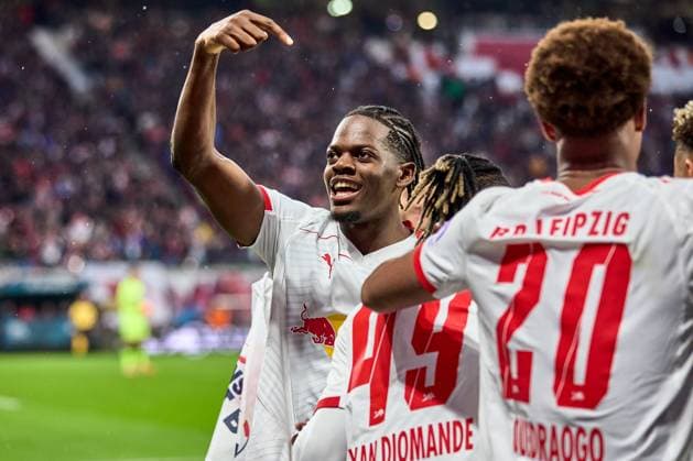 01.11.2025, Fußball, Männer, Bundesliga, 2025 2026, RB Leipzig - VfB Stuttgart Castello Lukeba (23, RB Leipzig) bejubelt Yan Diomande (49, RB Leipzig) nach 2:0 Leipzig Red Bull Arena Sachsen Deutschland