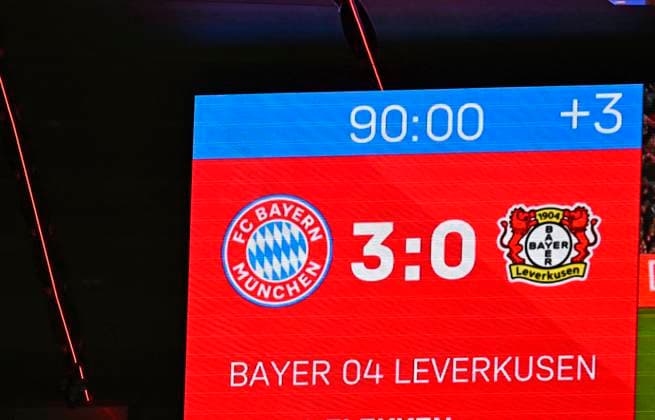 01.11.2025, Fussball Bundesliga 2025 2026, 9.Spieltag, FC Bayern München - Bayer Leverkusen, in der Allianz-Arena München, Nach 90 Minuten steht es 3:0