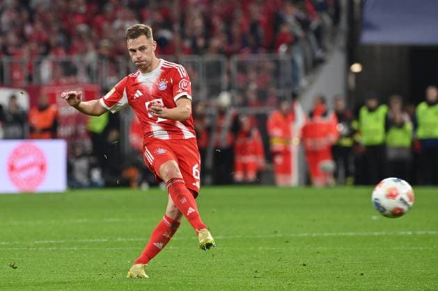 01.11.2025, xjrdrx, Fussball 1.Bundesliga, FC Bayern Muenchen - Bayer 04 Leverkusen v.l. Joshua Kimmich (FC Bayern Muenchen) (DFL DFB REGULATIONS PROHIBIT ANY USE OF PHOTOGRAPHS as IMAGE SEQUENCES and or QUASI-VIDEO) Muenchen