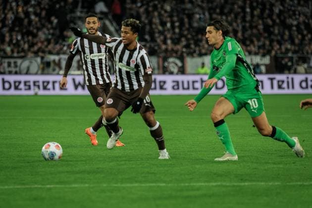 Deutschland: Fußball Bundesliga 2025 26, 10. Spieltag FC St. Pauli vs. Borussia Moenchengladbach Millerntor-Stadion (Hamburg): Joel Chima Fujita (FC St. Pauli, 16), Florian Neuhaus (Borussia Mönchengladbach, 10) Copyright: xStefanxTrochax